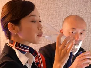 Gõ cửa phàn nàn về mùi hôi từ căn hộ gã nhà cạnh bên thì bị bắt cóc