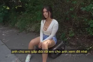 Người phụ nữ lớn tuổi với bộ ngực cúp D chiến đấu với người chú xăm mình trọc đầu và thử những tư thế khó để đạt cực khoái và xuất tinh