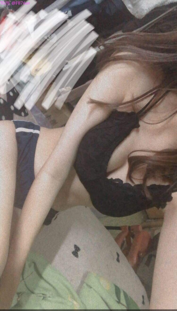 đưa 'dùi cui' vừa to vừa cứng vào âm đạo em gái