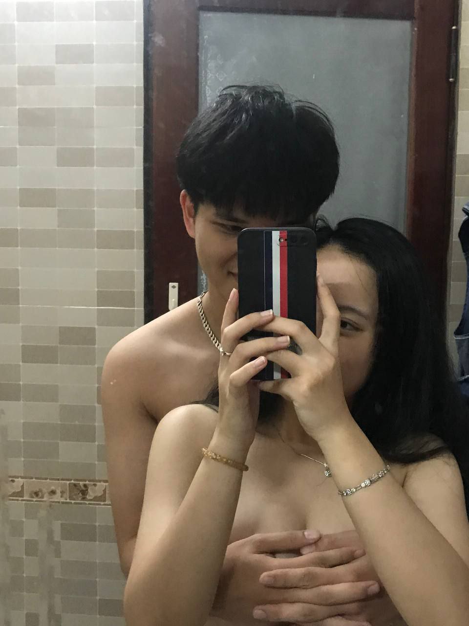 đi xem phim một mình, thanh niên bị chị gái thánh dâm kế bên sờ trym